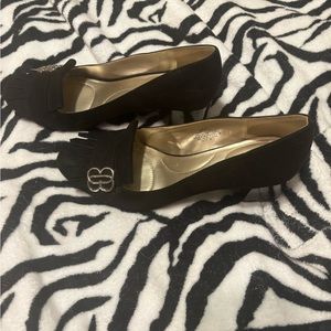 Bandolino faux suede black pumps.